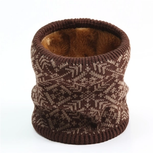 Nahaufnahme von Winter-Strickwärmer mit dickem Fleecefutter und geometrischem Muster