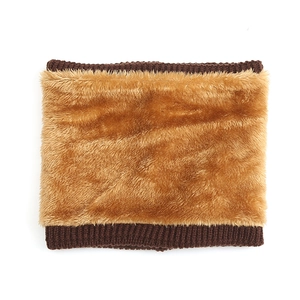 Detailaufnahme des dicken Fleecefutter und der Strickstruktur dieses Nackenwärmers