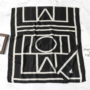 Minimalistischer Baumwoll-Leinen-Schal mit kräftigen geometrischen Mustern in Schwarz-Weiß