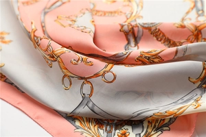 Détail d'un foulard en soie au motif de chaîne vintage avec blocs de couleurs élégants