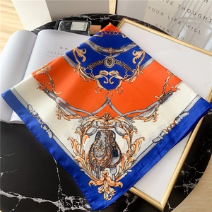 Carré de soie style royal 70cm avec motifs de chaînes baroques et bord bleu