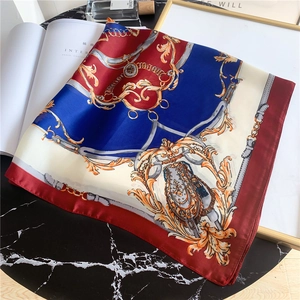 Carré de soie à motif chaîne sur table en marbre avec des accessoires de mode
