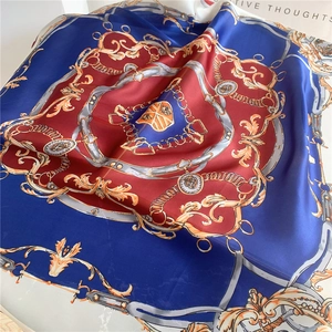 Détails du foulard en soie avec motifs équestres de chaînes et blason héraldique