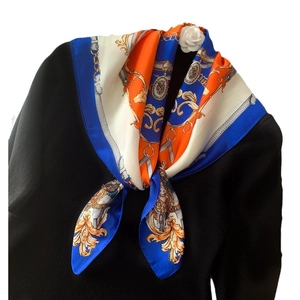 Foulard en soie 70cm avec motif chaîne royale et style équestre bleu et orange