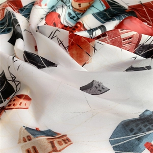 Vue détaillée du foulard carré en soie 70 cm avec imprimé graffiti et texture satinée