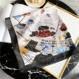 Carré de soie 70cm avec motifs de maisons graffiti et bordure noire élégante