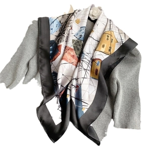 Carré de soie de 70 cm avec imprimés graffitis colorés sur fond de tricot gris chiné