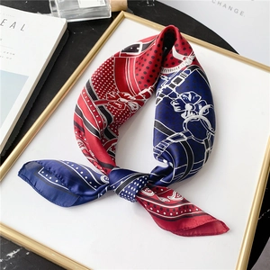 Foulard en soie rouge et bleu marine à pois et chaînes sur un présentoir élégant