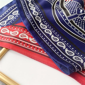 Gros plan détaillé des motifs paisley et pois sur un foulard en aspect soie lisse