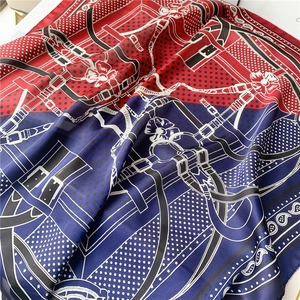 Détail d'un foulard en soie avec motifs de boucles de ceinture vintage et de pois