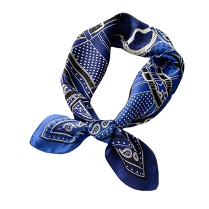 Foulard en soie bleu avec motifs paisley, pois et rayures au style élégant