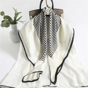 Élégant Écharpe Carrée À Rayures Géométriques Imitation Satin Satin Légère Foulard Professionnel Cou Tête Style Français Femmes