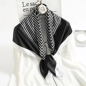 Élégant foulard en soie à rayures noires et blanches sur chemise pour un style minimaliste