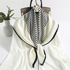 Élégante écharpe en soie rayée pour femme au style nordique drapée sur une chemise blanche