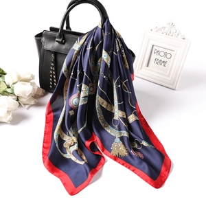 Carré De Satin Élégant Satin Femme Imprimé Chaîne Bijoux Rétro Luxe Foulard Polyvalent Bandana Cheveux Accessoire Sac