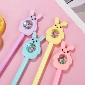 Détail de quatre stylos gel lapin colorés avec des paillettes en forme de cœur brillant