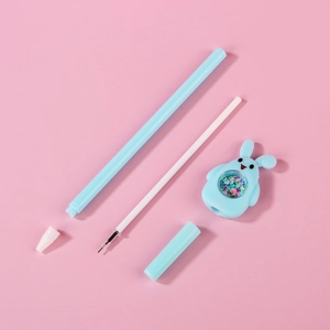 Vue démontée d'un stylo lapin bleu avec des paillettes en forme de cœur sur fond rose