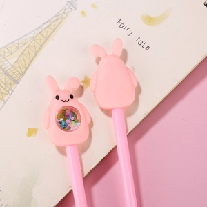 Détail du stylo gel lapin rose montrant les paillettes mobiles et le design créatif