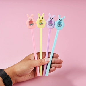 Détail de stylos gel lapin mignons avec des paillettes colorées et tons pastel