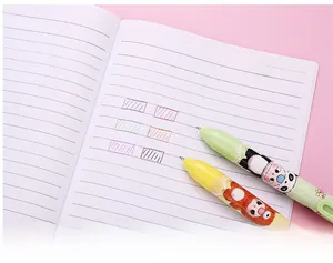 Vue macro de six couleurs d'encre sur papier avec des stylos multicolores cartoon