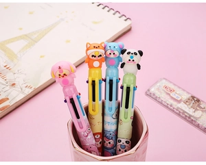 Détail d'un lot de 4 stylos multicolores cartoon avec poupées en silicone en tasse
