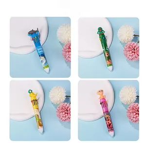 Gros plan de quatre stylos à bille 10 couleurs avec figurines 3D de dessins animés