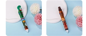 Détail de stylos multicolores avec figurines d'éléphants et totems 3D pour élèves
