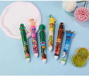 Gros plan de stylos billes dix couleurs avec figurines de dessins animés et motifs variés