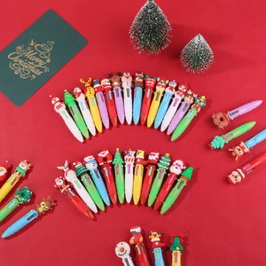 Dettaglio di penne a sfera natalizie multicolori con pupazzi di Babbo Natale e renne