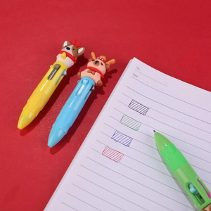 Dettaglio di simpatici renna e corgi su penne a sfera multicolore a tema natalizio
