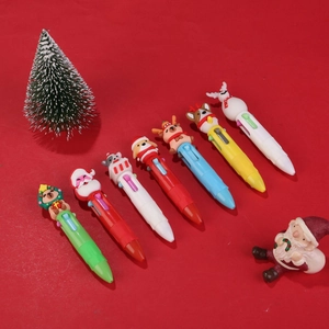 Dettaglio delle penne a sfera multicolore natalizie con renne e Babbo Natale mini