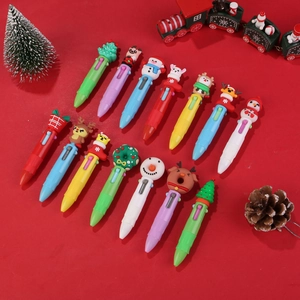 Dettaglio di penne natalizie colorate con renne e Babbo Natale su sfondo rosso festivo
