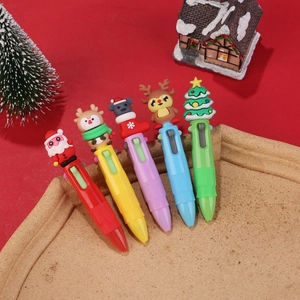 Dettaglio di 5 penne a sfera natalizie multicolore con simpatici personaggi a fumetti