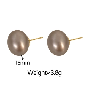 Detail showing 16mm champagne gold pearl earrings with a weight of 3.8g on white background