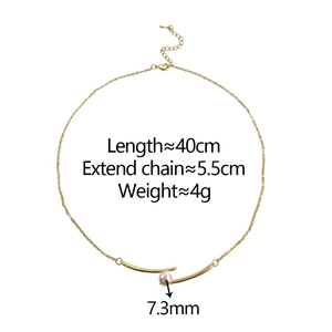 Détail du collier doré avec perle de 7,3 mm et barres métalliques courbées superposées