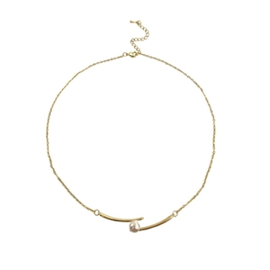 Collier doré élégant avec maillons incurvés et pendentif central en perle blanche