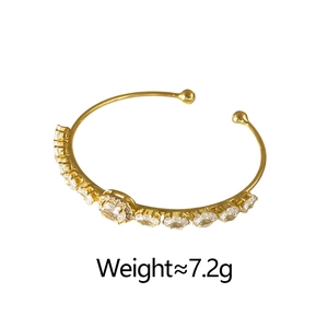Dettaglio del bracciale dorato con zirconi dal peso di 7,2g e punte aperte regolabili