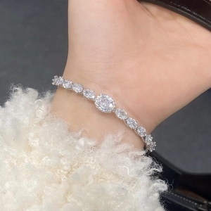 Dettaglio di un bracciale regolabile in argento con zirconi ovali al polso