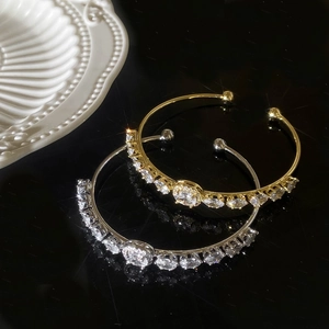 Eleganti bracciali regolabili con pavé di zirconi in oro e argento su superficie a specchio