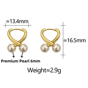 Dettaglio degli orecchini a cerchio dorati con perle e misure di 13,4 mm x 16,5 mm