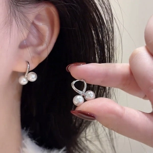 Orecchini vintage a cerchio con doppia perla in argento indossati da una modella