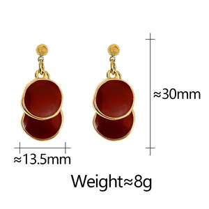 Vue détaillée des boucles d'oreilles rondes rouges dorées avec dimensions affichées