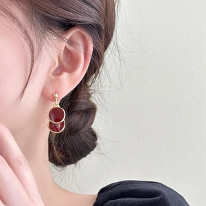 Élégantes boucles d'oreilles double disque bordeaux avec bordure dorée