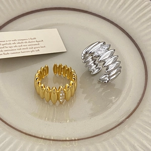Adjustable ribbed metal rings with micro-inlaid zircons in gold and silver finish