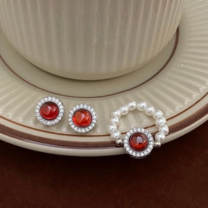 Détails de boucles d'oreilles vintage rouges et bague assortie en perles