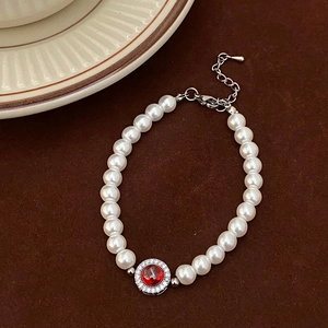 Bracelet rétro en perles avec pendentif rubis et fermoir mousqueton réglable