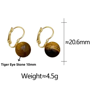 Vue détaillée des boucles d'oreilles œil de tigre 10mm avec fermoirs et mesures précises