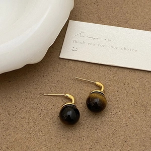Détail de boucles d'oreilles vintage en œil de tigre avec crochets plaqués or 18 carats