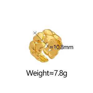 Dettaglio dell'anello cuore vintage che mostra larghezza 10,8mm e peso di 7,8g