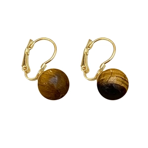 Boucles d'oreilles vintage en œil de tigre avec crochets en métal doré sur fond blanc